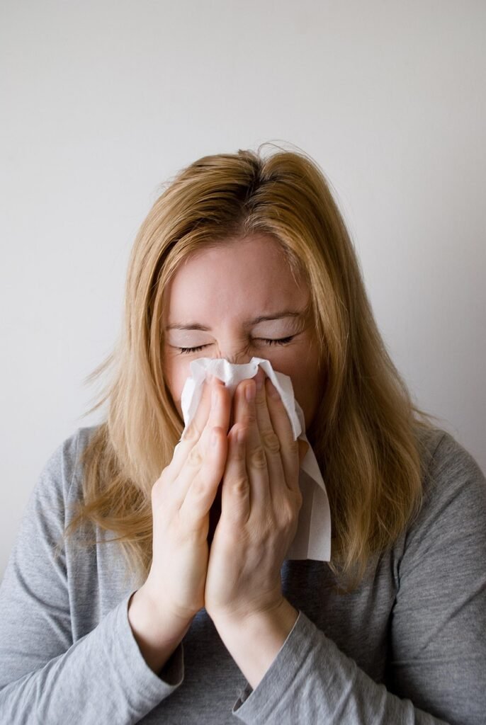 Mulher espirrando , sintomas de gripe e influenza